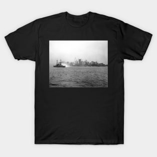 New York Skyline from Harbor, 1920. Vintage Photo T-Shirt